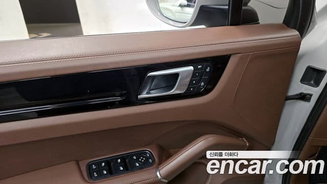 Porsche Cayenne 2022 — Photo 22/34