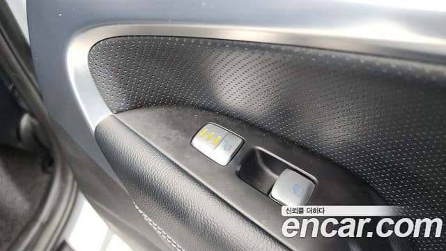 Genesis G70 2018 — Photo 18/36