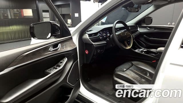 Jeep Grand Cherokee 2023 — Photo 18/33