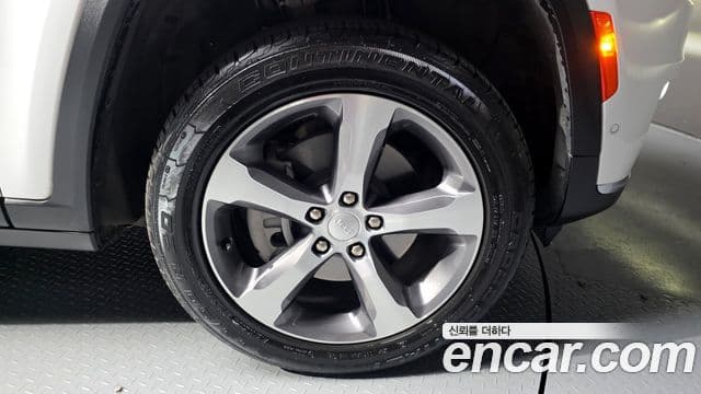 Jeep Grand Cherokee 2023 — Photo 24/33