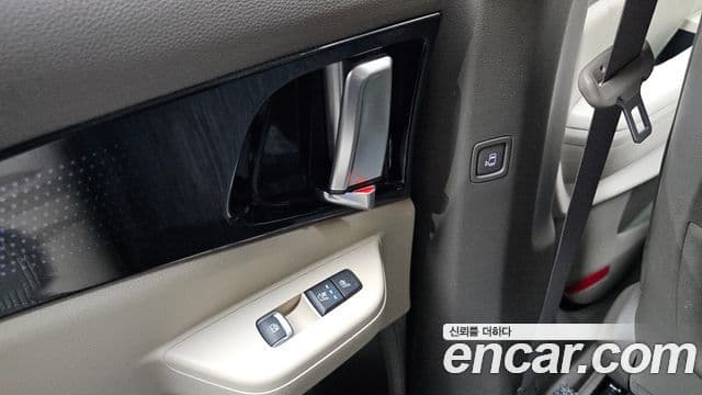 Kia Carnival 2023 — ფოტო 18/20