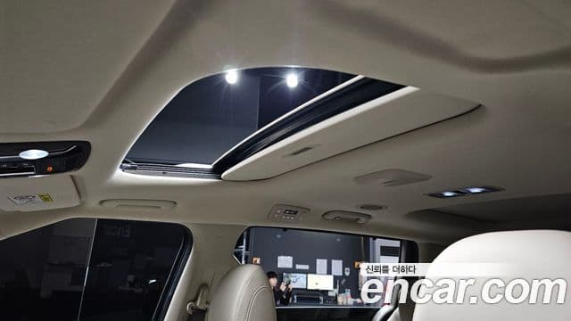 Kia Carnival 2023 — ფოტო 19/20