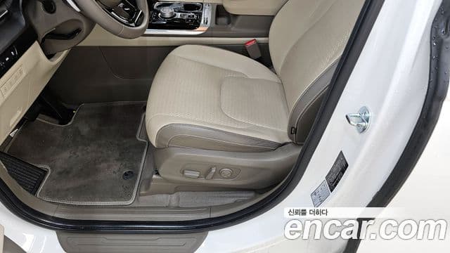 Kia Carnival 2023 — ფოტო 18/20