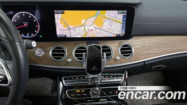 Mercedes-Benz E-Class 2020 — ფოტო 14/20