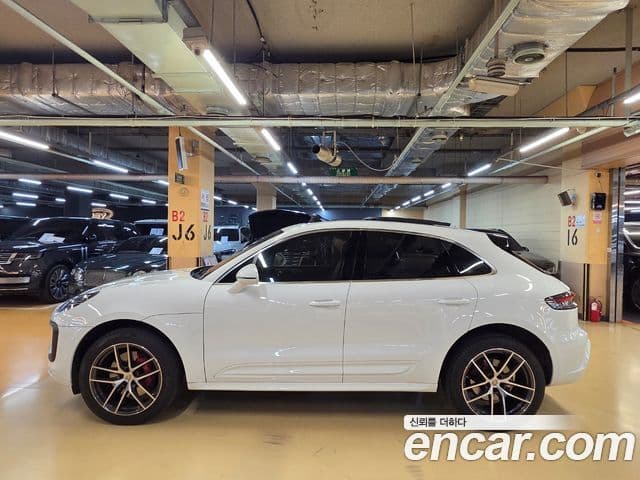 Porsche Macan 2022 — ფოტო 6/20