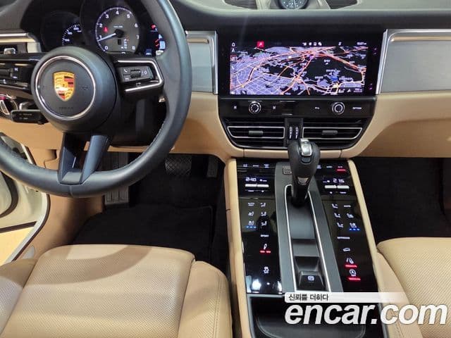 Porsche Macan 2022 — ფოტო 8/20