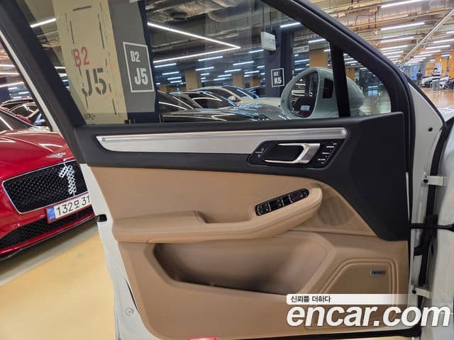 Porsche Macan 2022 — ფოტო 15/20