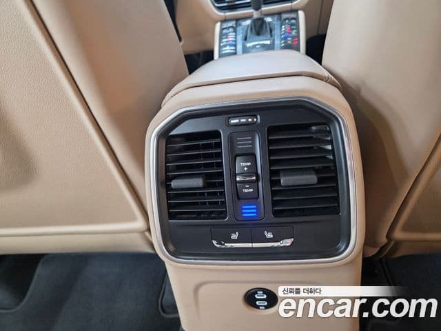 Porsche Macan 2022 — ფოტო 18/20