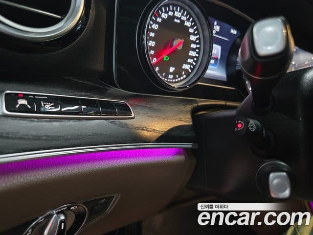 Mercedes-Benz E-Class 2018 — ფოტო 18/20