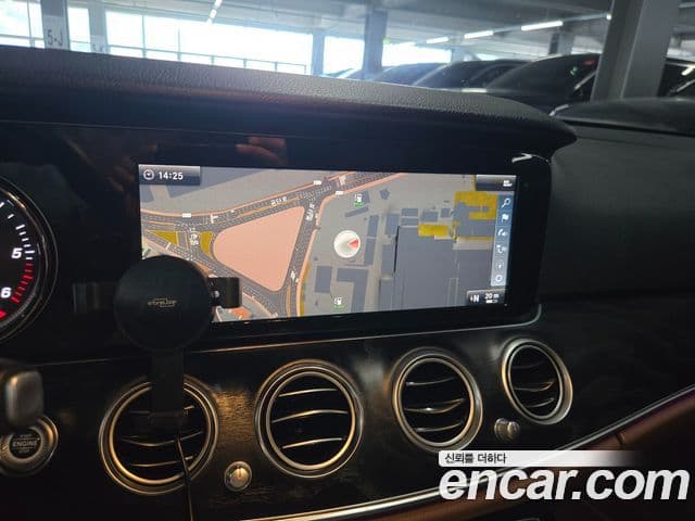 Mercedes-Benz E-Class 2018 — ფოტო 19/20