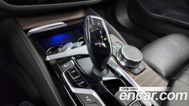 BMW 5 Series 2018 — ფოტო 9/20