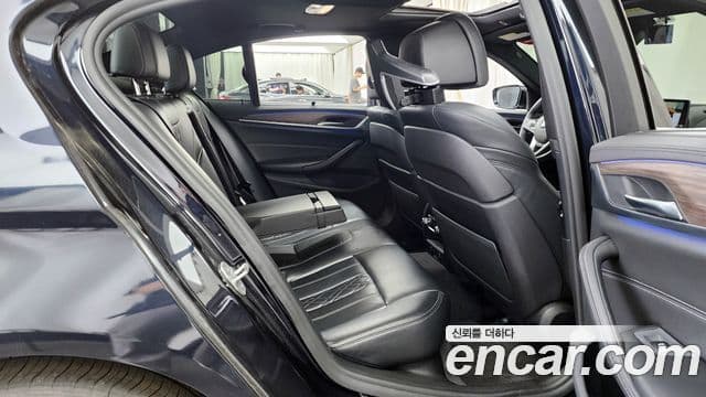 BMW 5 Series 2018 — ფოტო 12/20