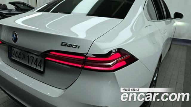 BMW 5 Series 2024 — Photo 24/33