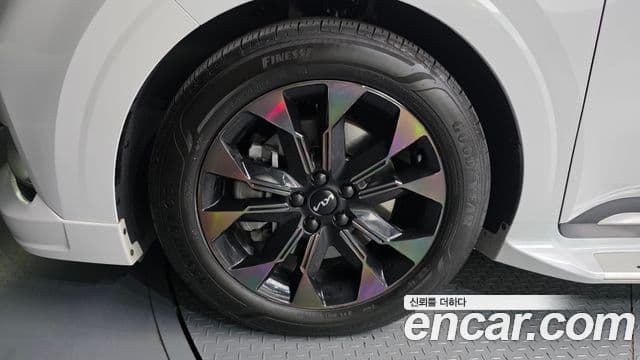 Kia Carnival 2023 — ფოტო 5/20