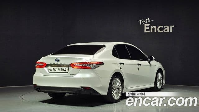 Toyota Camry 2019 — ფოტო 13/28