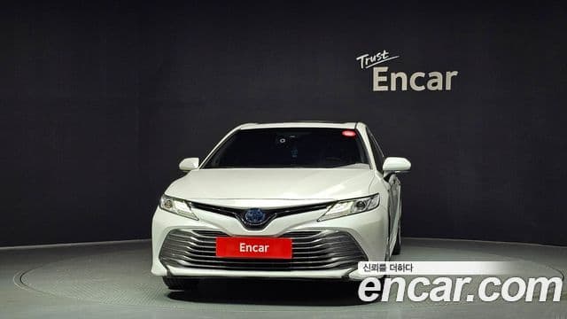 Toyota Camry 2019 — ფოტო 1/28