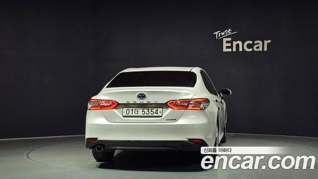 Toyota Camry 2019 — ფოტო 19/28