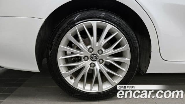 Toyota Camry 2019 — ფოტო 21/28