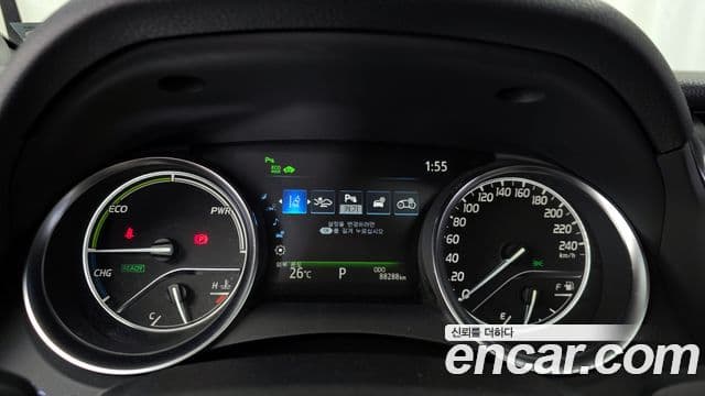 Toyota Camry 2019 — ფოტო 8/28