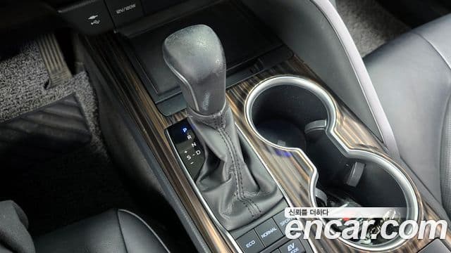 Toyota Camry 2019 — ფოტო 27/28