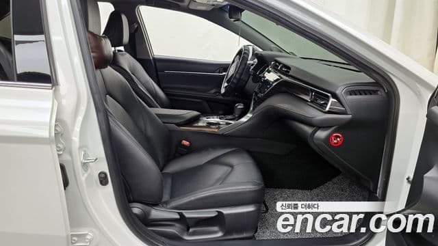 Toyota Camry 2019 — ფოტო 24/28