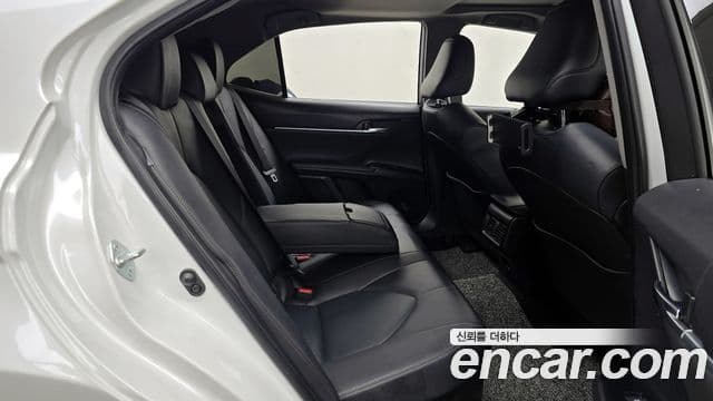 Toyota Camry 2019 — ფოტო 25/28