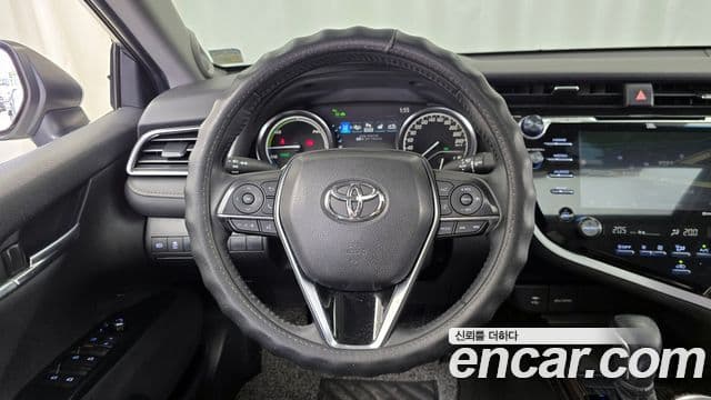 Toyota Camry 2019 — ფოტო 7/28