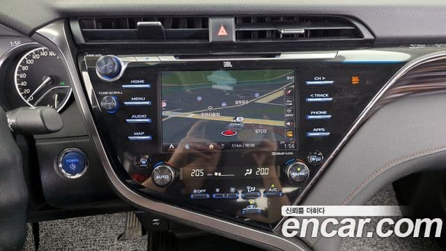 Toyota Camry 2019 — ფოტო 9/28