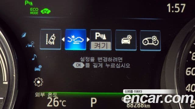 Toyota Camry 2019 — ფოტო 14/28