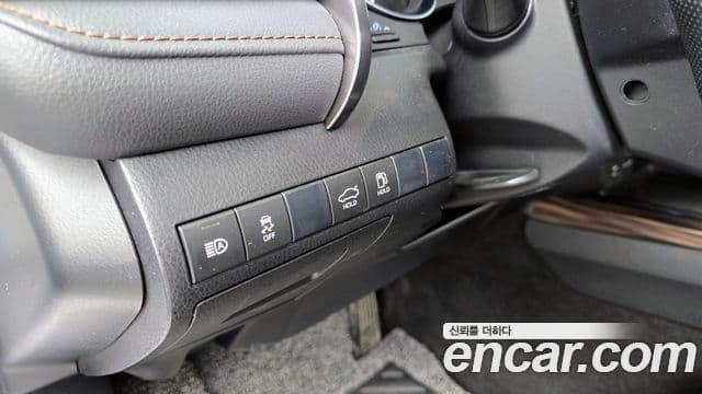 Toyota Camry 2019 — ფოტო 17/28