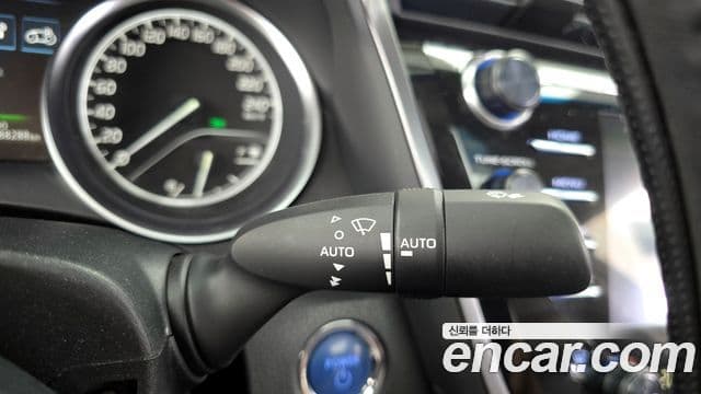Toyota Camry 2019 — ფოტო 18/28