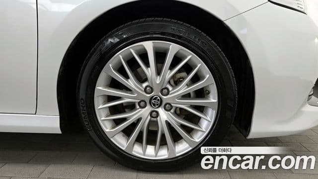Toyota Camry 2019 — ფოტო 23/28
