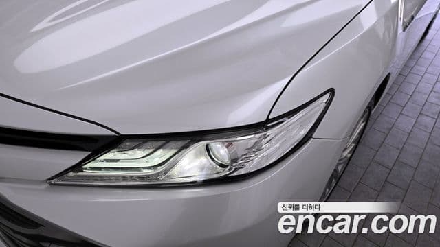 Toyota Camry 2019 — ფოტო 12/28