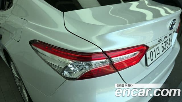 Toyota Camry 2019 — ფოტო 3/28