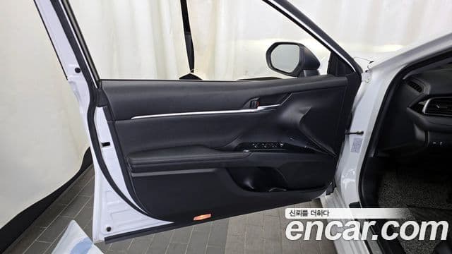Toyota Camry 2019 — ფოტო 2/28