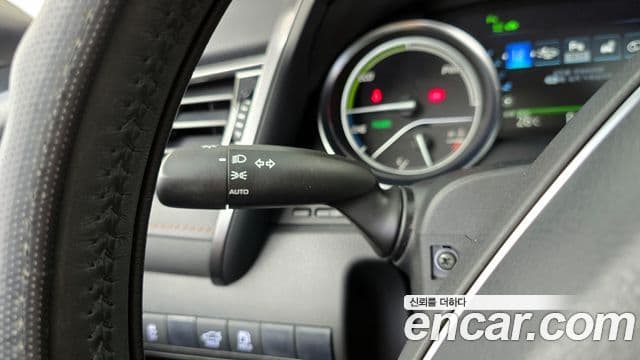 Toyota Camry 2019 — ფოტო 28/28