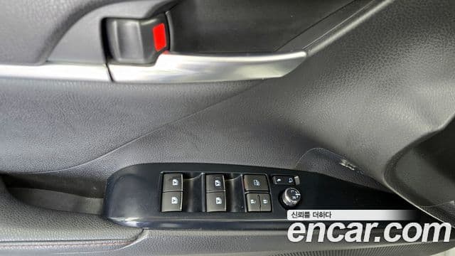 Toyota Camry 2019 — ფოტო 26/28