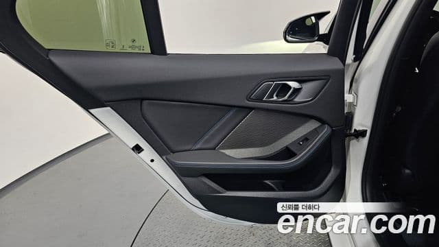 BMW 1 Series 2025 — Photo 2/36
