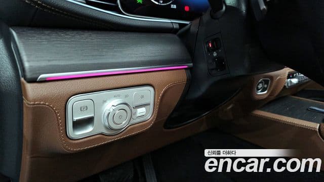 Mercedes-Benz GLE-Class 2024 — Photo 4/34