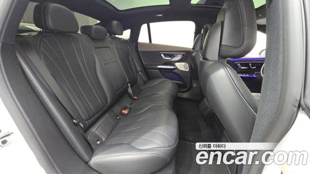 Mercedes-Benz EQE 2023 — ფოტო 17/32