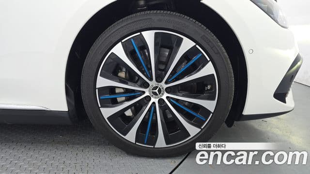 Mercedes-Benz EQE 2023 — ფოტო 19/32