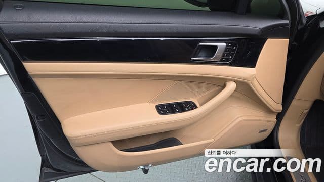 Porsche Panamera 2018 — Photo 32/33
