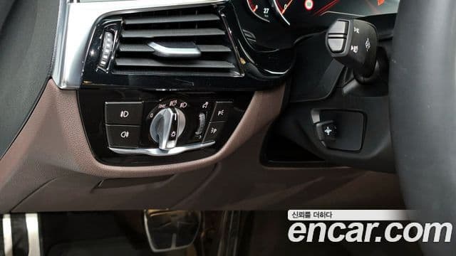 BMW 5 Series 2018 — Şəkil 13/20