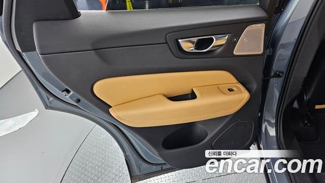 Volvo XC60 2021 — Şəkil 16/35