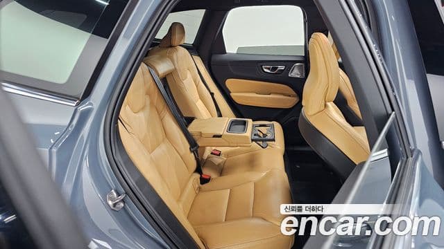 Volvo XC60 2021 — Şəkil 26/35