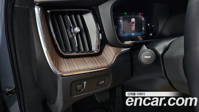 Volvo XC60 2021 — Şəkil 34/35