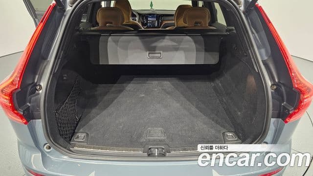 Volvo XC60 2021 — Şəkil 24/35