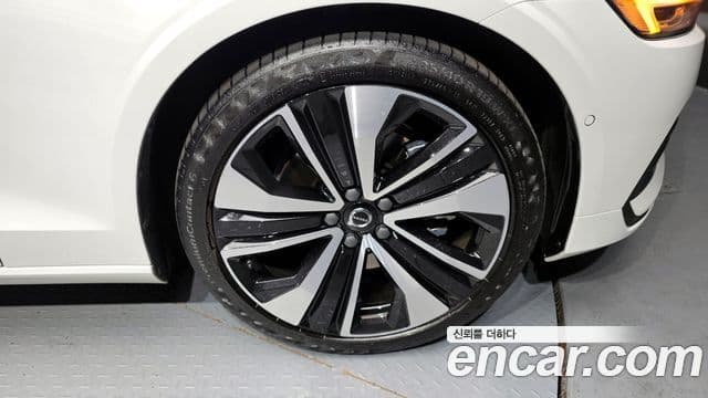 Volvo S60 2024 — Photo 32/33