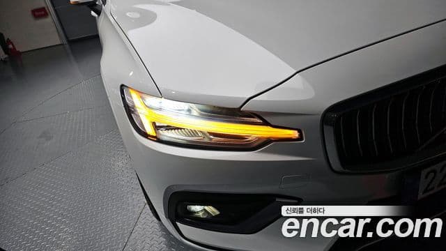 Volvo S60 2024 — Photo 25/33