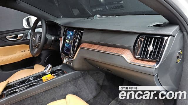 Volvo S60 2024 — Photo 24/33